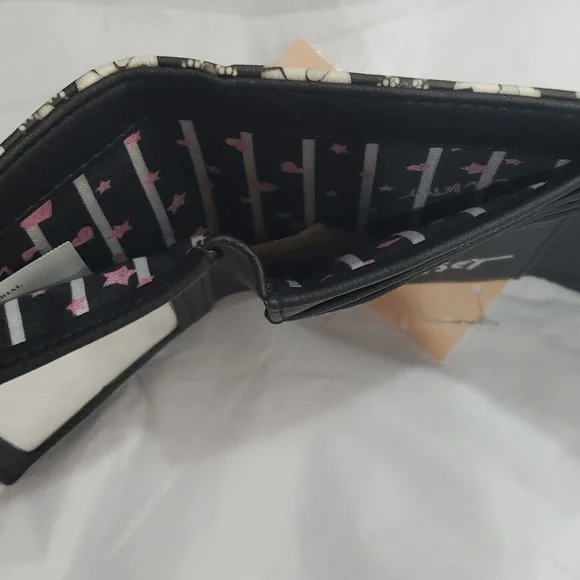 Betsey Johnson black white skull print heart shaped‎ closure lock trifold wallet - Picture 8 of 12